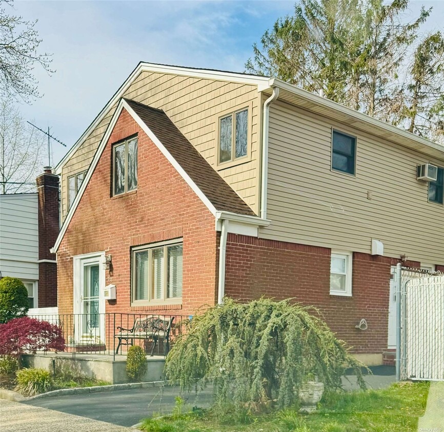 83 Nassau Blvd Unit 2, West Hempstead, NY 11552 Room for Rent in West