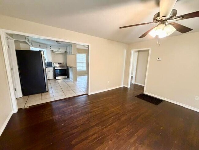 Foto del edificio - 3022 E Edmond Ave