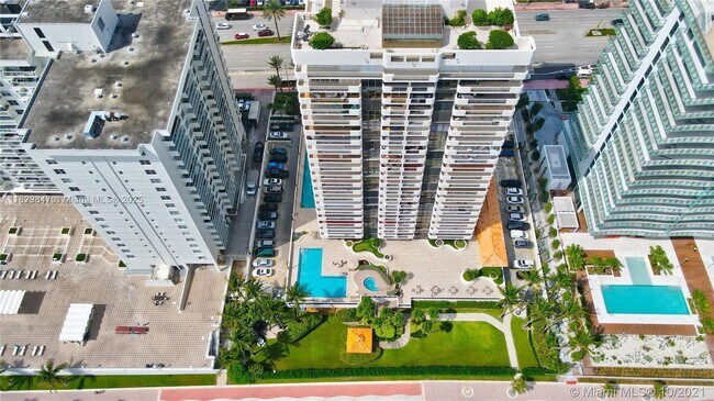 Foto del edificio - 5757 Collins Ave
