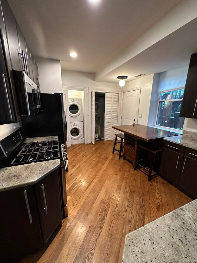 kitchen - 3210 W Berwyn Ave
