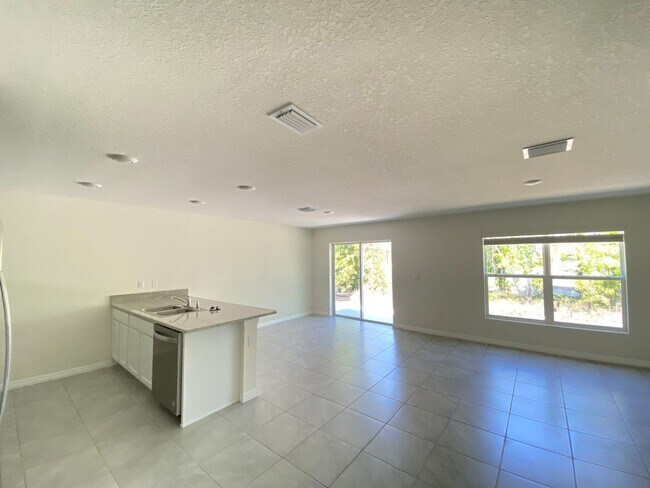 Building Photo - NOT AVAILABLE TO SHOW UNTIL MID APRIL Desirable Lake Diamond Subdivision 4/2/2 **Won't Last*