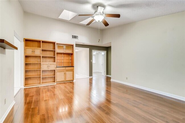 Building Photo - 8002 Hillrise Dr