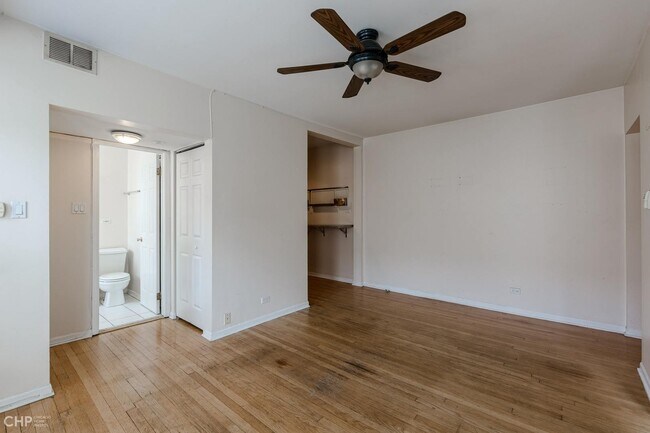 Building Photo - 4240 N Clarendon Ave
