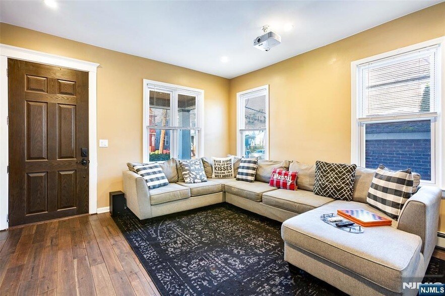 Foto principal - 1054-1056 Hunterdon Street Unit Leftside