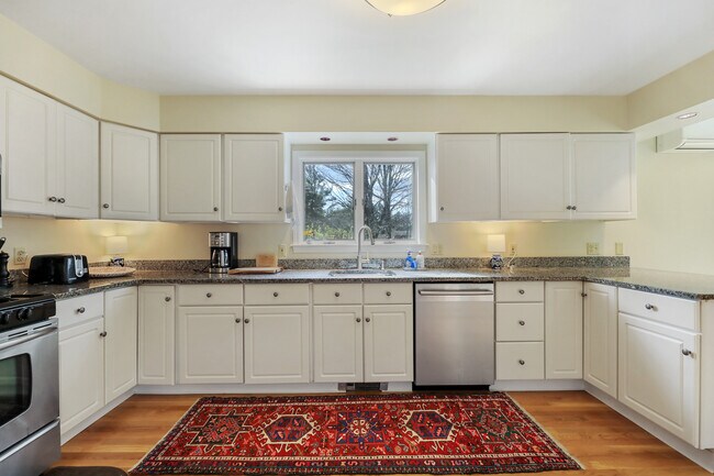 Kitchen - 12 Applewood Ln