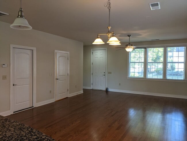 Foto del edificio - 3 Bedroom End Unit with Garage!