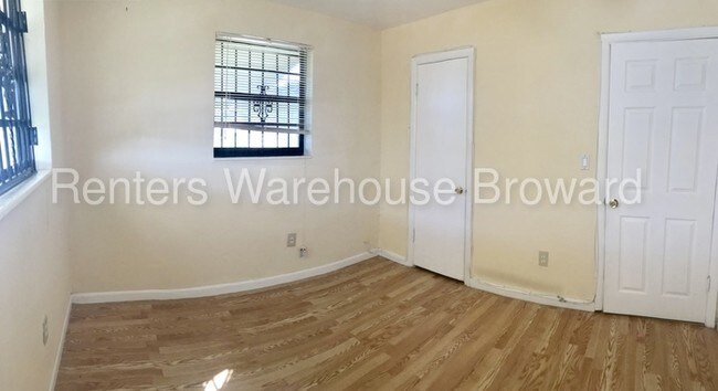 Building Photo - 2540 SW 53rd Ave