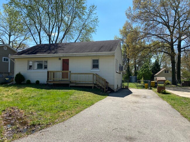 Building Photo - 911 Dogwood Rd