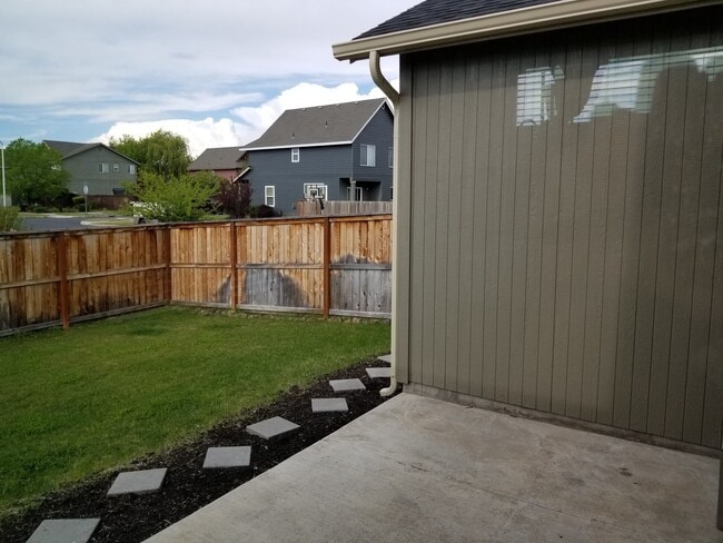 Building Photo - Single level home with 4 bedrooms and open floor plan UNFURNISHED