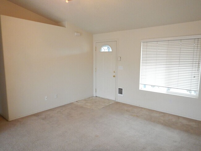 Foto del edificio - 3 Bedroom, 2 Bathroom North of Prineville - Fenced Back Yard - Available soon!