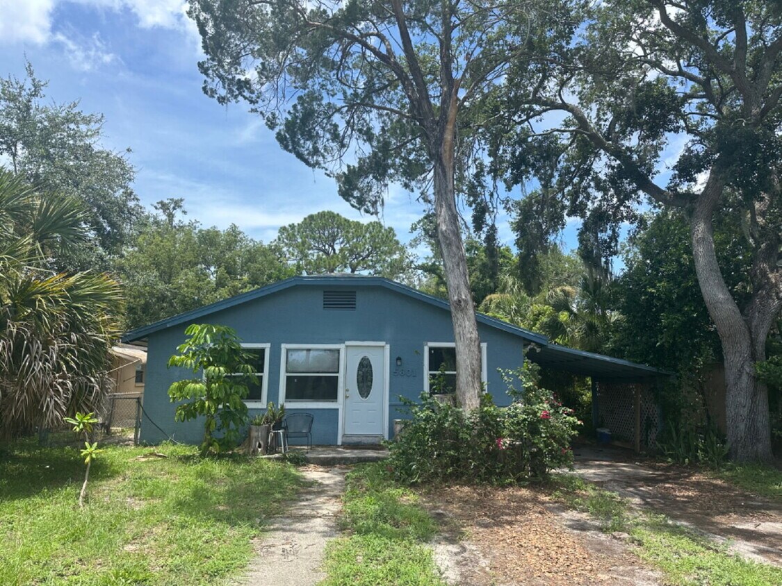 Building Photo - Location, Location, location! Two Bedroom,...