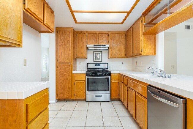 Foto del edificio - 5070 Summerhill Dr