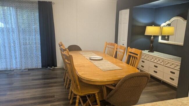 Foto del edificio - 3 Bedroom home with 2 car detached garage
