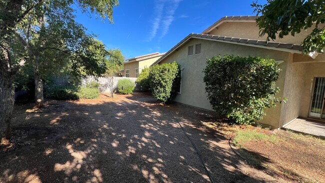 Foto del edificio - 1341 E Strawberry Dr