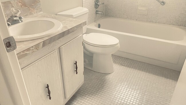 Building Photo - 177 Flanders C