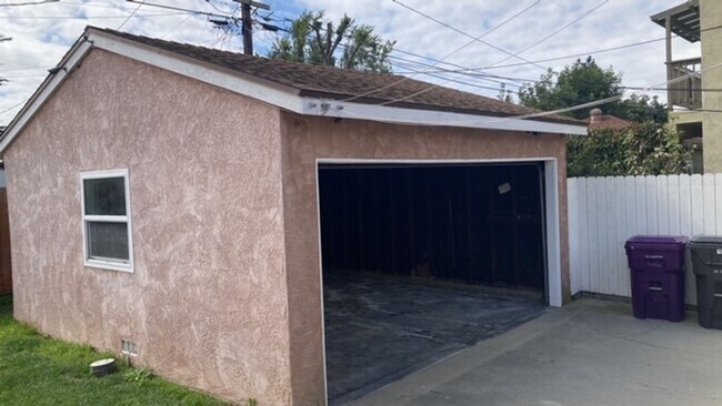 Building Photo - THIS COZY 3BR 2 BATH WITH JACUZZI INCLUDES...