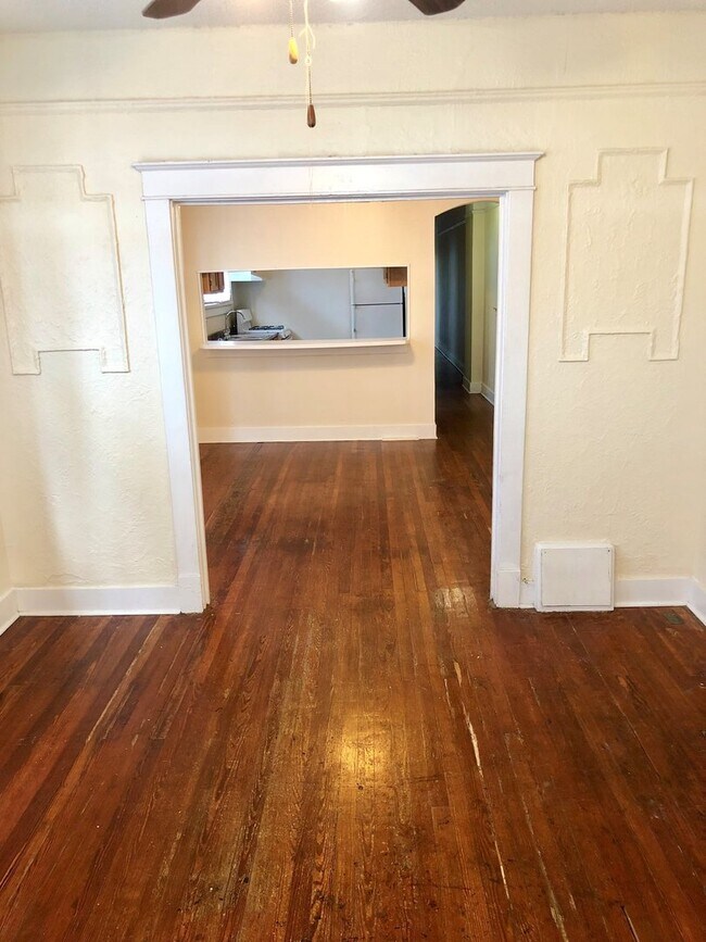 Foto del edificio - Spacious 3BD, 2 Story Home, Two Full Baths, & Driveway! Backyard Too