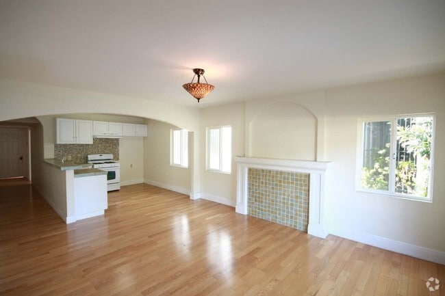 Building Photo - 5656 Franklin Ave