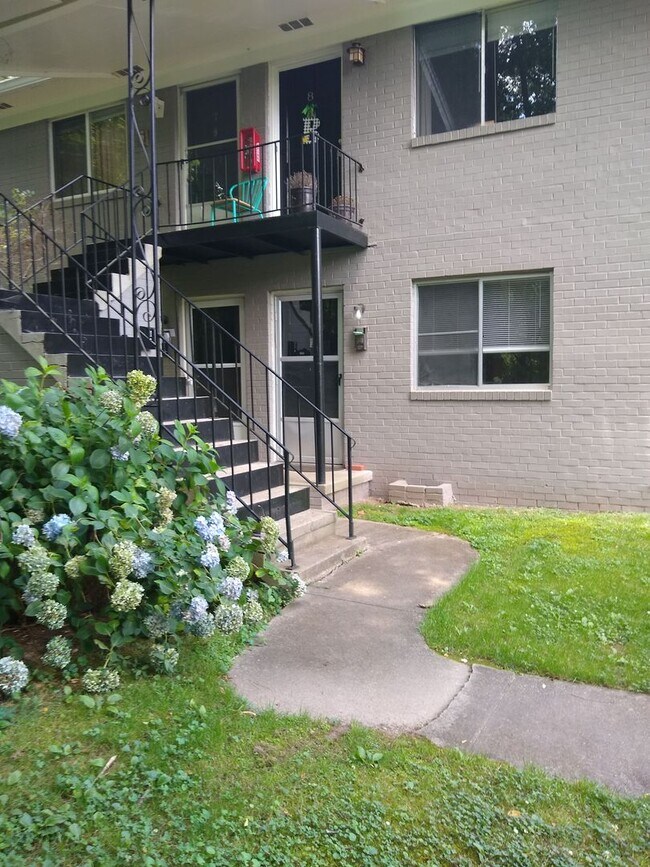 Building Photo - Chapel Hill/2BR Brookside Condo