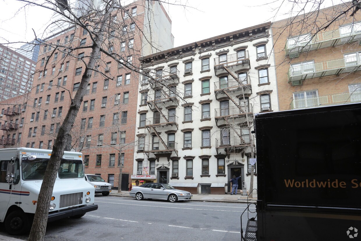Foto principal - 325-327 E 54th St