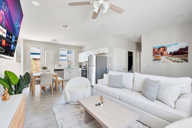 Building Photo - 6612 W Paradise Ln