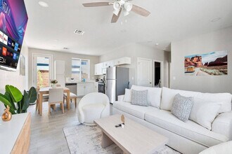 Building Photo - 6612 W Paradise Ln