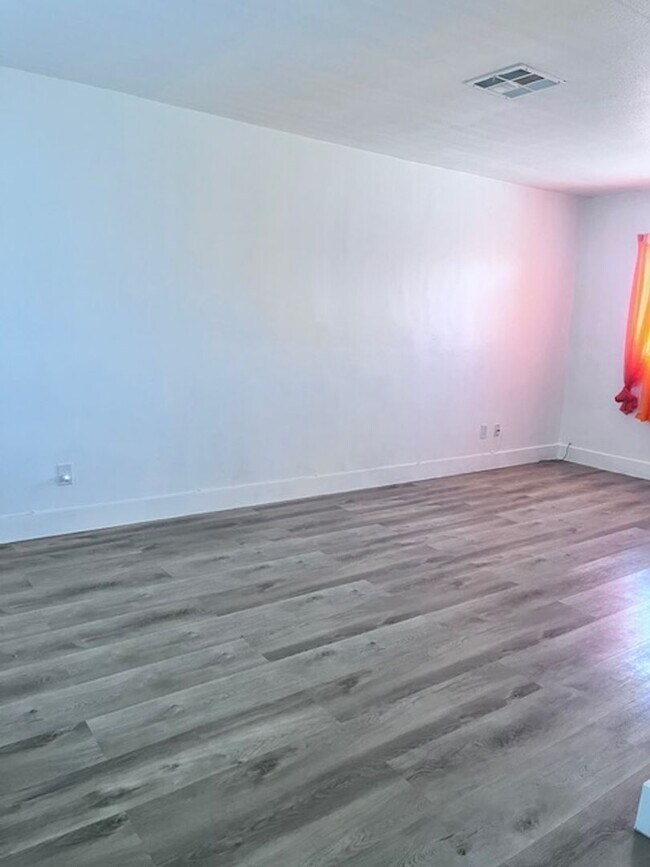 Foto del edificio - Recently Remodeled San Bernardino Home