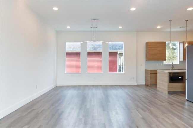 Foto del edificio - 645 W 16th St