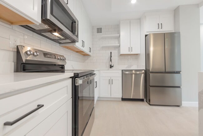 Building Photo - 205 Yoakum Pky