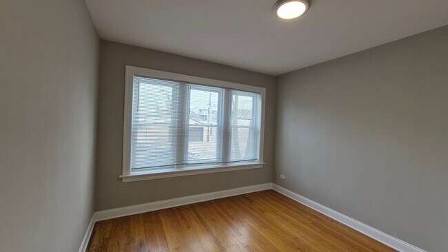 Foto del edificio - 3748 N Kilpatrick Ave