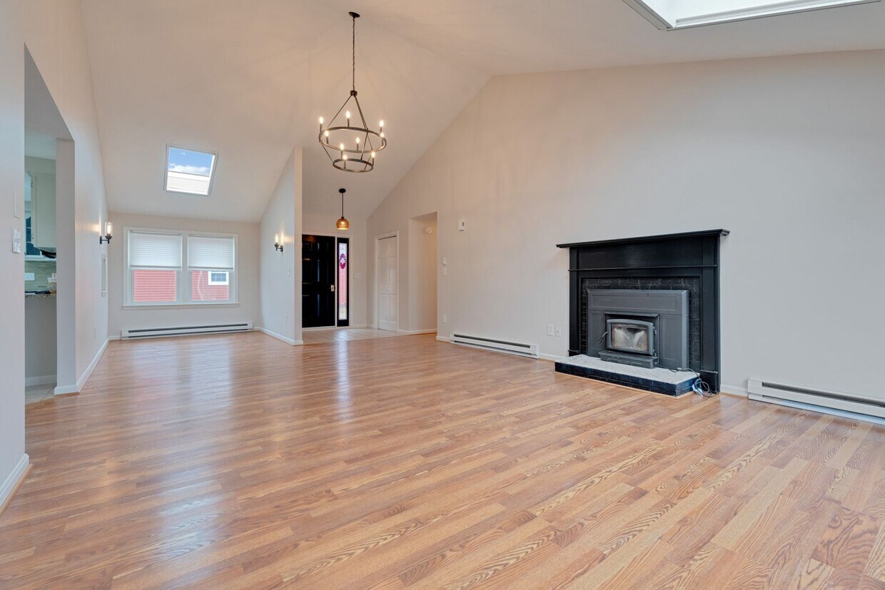 Charming Single Family Home offering 3-be... - Charming Single Family Home offering  3-be...