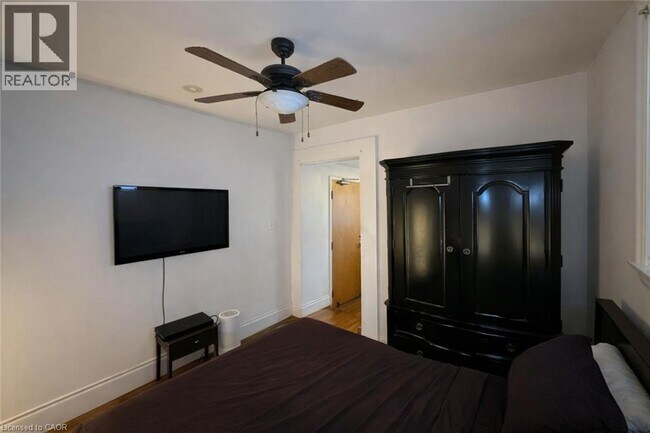 Building Photo - 237 James St N