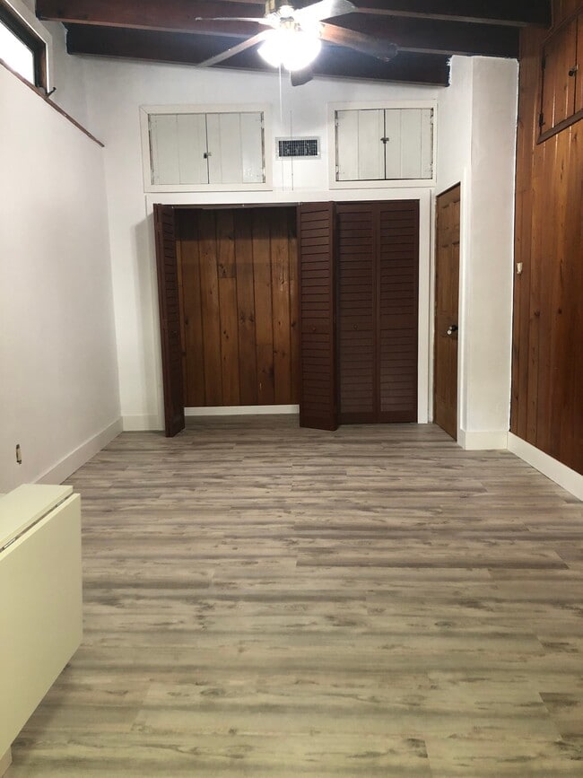 Private Studio with elevated ceilings and laminated floors - 2415 SW 64th Ave