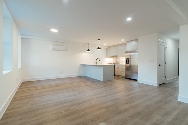 Kitchen/living/dining - 330 Whiton St