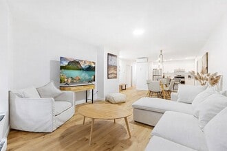 Building Photo - 2060 R. Saint-Denis