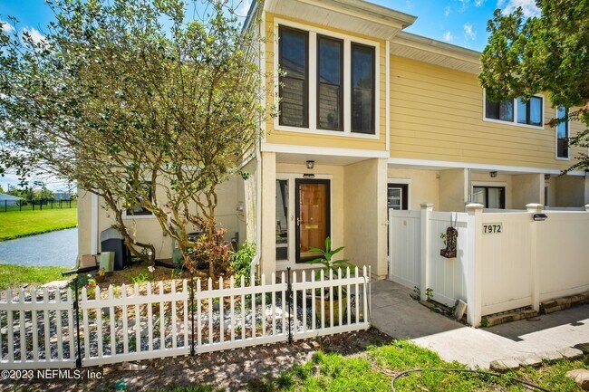 Foto del edificio - 7972 Los Robles Ct