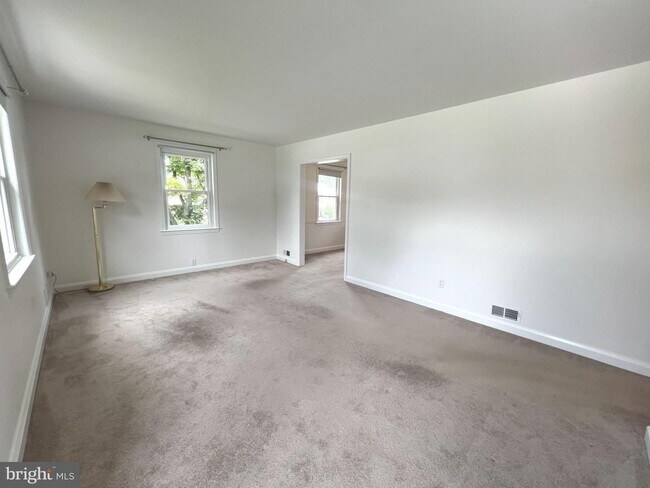Building Photo - Immaculate Cape Cod with 3 bedrooms and 1 ...
