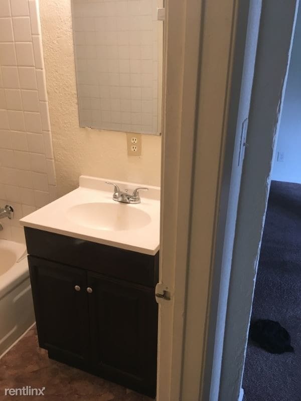 Building Photo - 1 br, 1 bath Apartment - 3611 Maplewood Ave