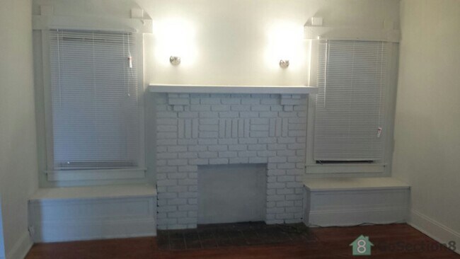 Livingroom w/Fireplace - 2005 Broward Ave