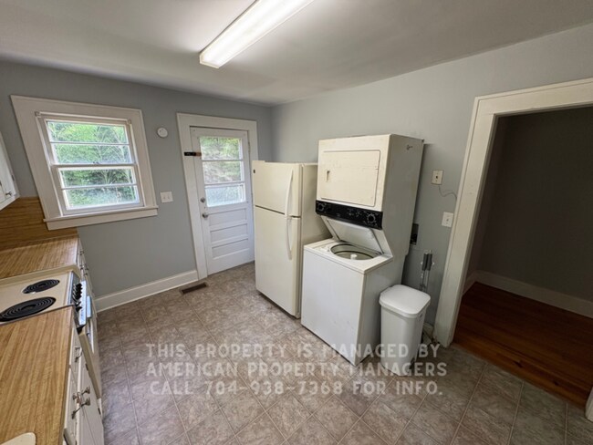 Foto del edificio - 130 Lilly Ave