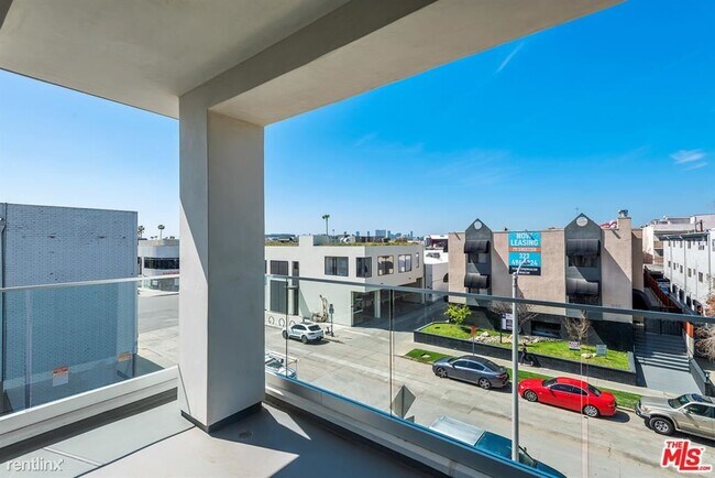 Foto del edificio - 714 N Sweetzer Ave