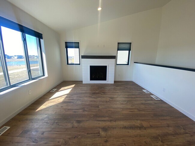 Building Photo - $2,095 3 Bed, 3 Bath, Modern, Private Deck...