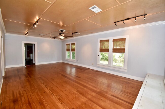 Building Photo - Spacious home walking distance to LaTech