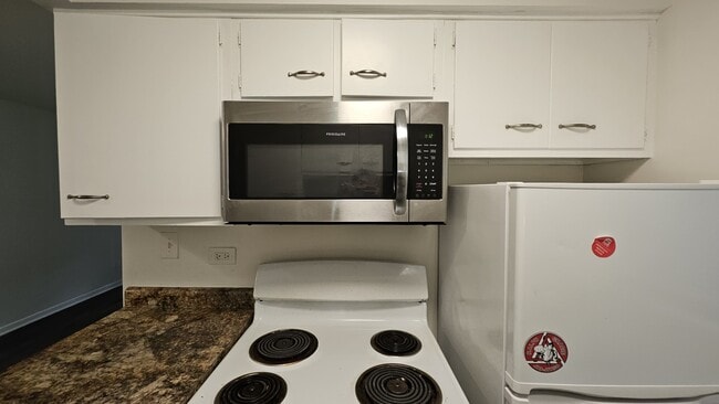 Building Photo - BEAUTIFUL MUST SEE CHARMING 1 BED/1 BATH WITH FRE HEAT....MUST SEE!!!