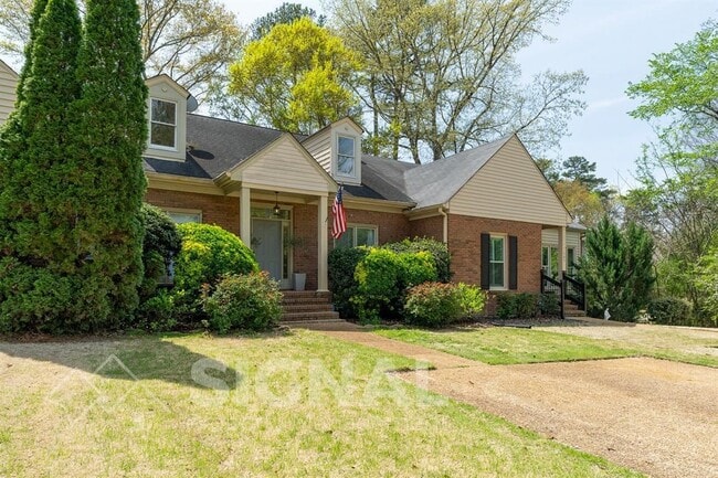 Building Photo - 709 Stonewall Dr