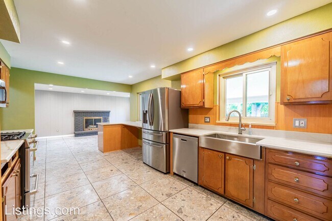 Building Photo - 4 br, 3 bath House - 336 Oakland St