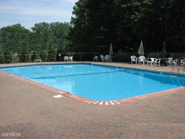 Building Photo - 3 br, 2 bath Apartment - 109 Oakbrook Dr.