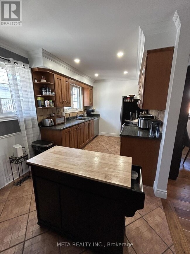 Building Photo - 22 Garfield Crescent