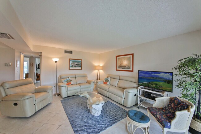 Foto del edificio - 25740 Hickory Blvd