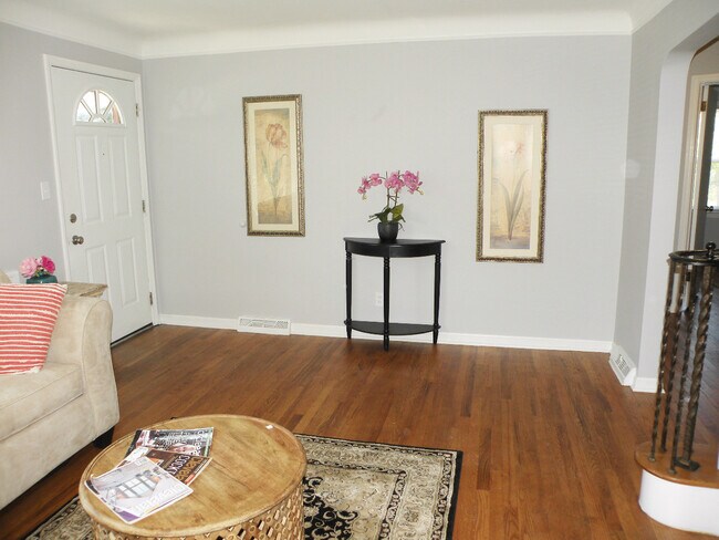 Building Photo - 3 Bed - 2 Full Bath Cape Cod for Rent in E...